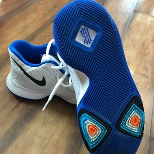 💥🏀 Boys Kyrie Irving Sneakers 5.5 youth 🏀💥